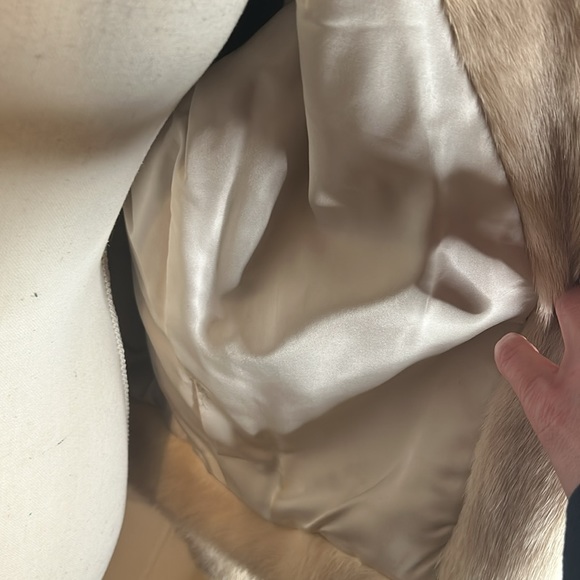Vintage Real Silver Fox, hip length fur coat. Beautiful satin lining, fits a M/L - Picture 5 of 6